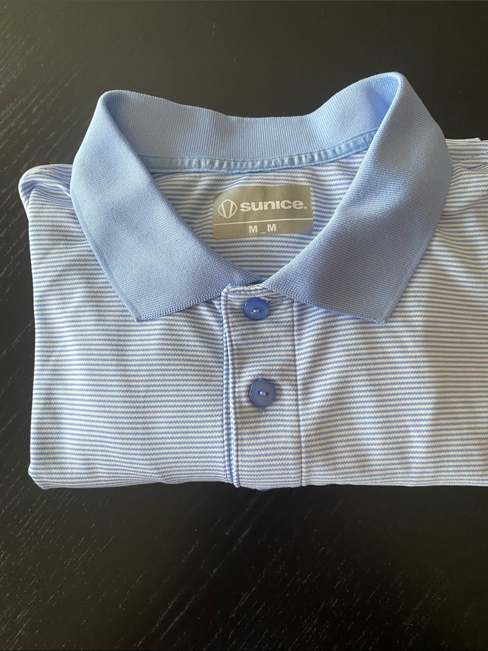 Men’s Sunice short sleeve polo shirt with button closure at neck. Medium.
🩵🤍